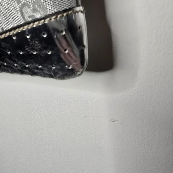 Gucci Silver Guccisima Crossbody Bag - Picture 6 of 16